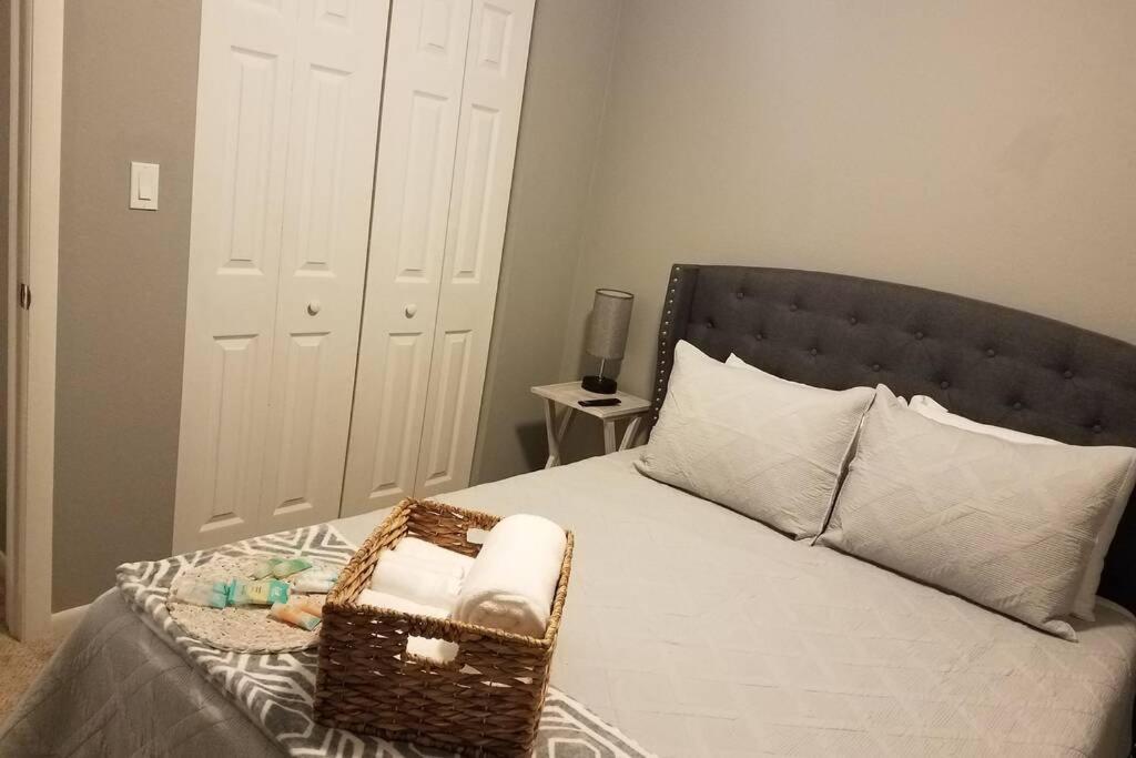 Cozy 3 Bed 2.5 Bath Located Near Busch Gardens Daire Tampa Dış mekan fotoğraf