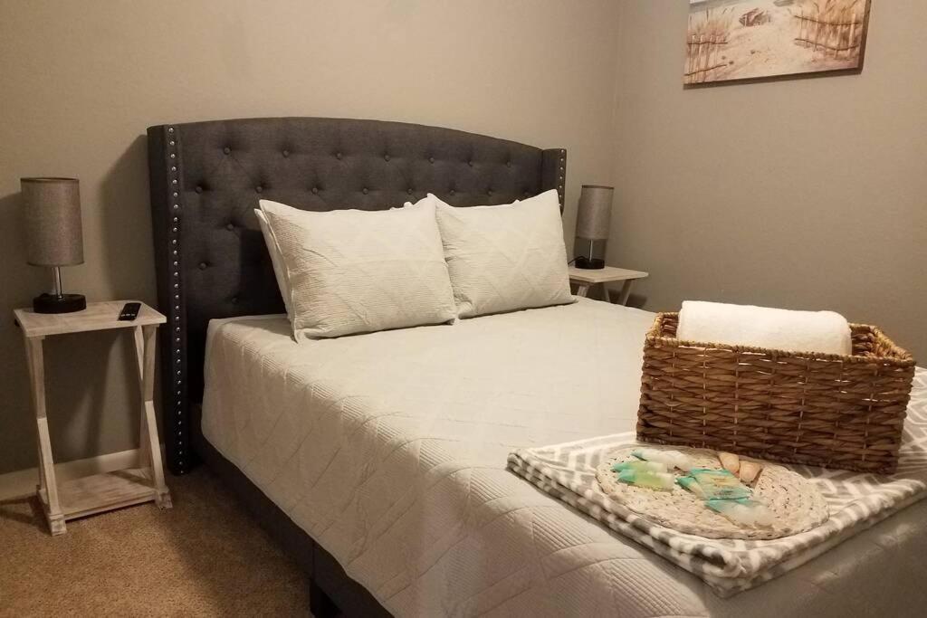 Cozy 3 Bed 2.5 Bath Located Near Busch Gardens Daire Tampa Dış mekan fotoğraf